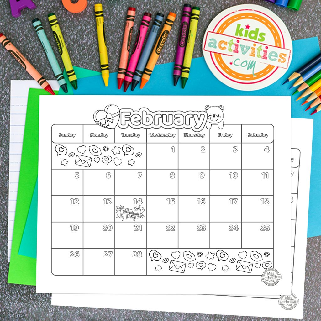 Calendrier 2023 Coloriages fichier pdf imprimé - Mois de février avec la Saint-Valentin sur fond gris avec des crayons de papier et des crayons - Blog d'activités pour enfants