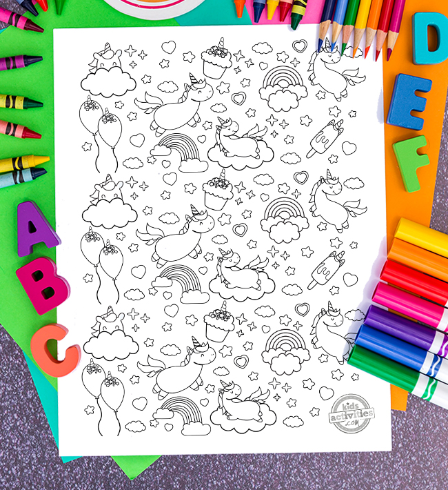 jolie feuille de coloriage doodle licorne avec arcs en ciel, cœurs, licornes volantes, licornes allongées sur des nuages, licornes se cachant derrière des nuages, crème glacée licorne, ballons licorne, étincelles entourées dun rouge violet, magenta, vert jaune, bleu, vert, orange, bleu crayons, crayons et marqueurs.