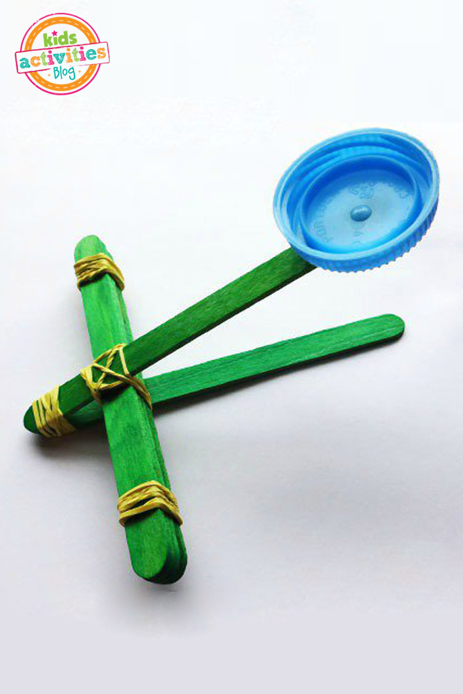 catapulte bricolage facile pour lancer un pompon