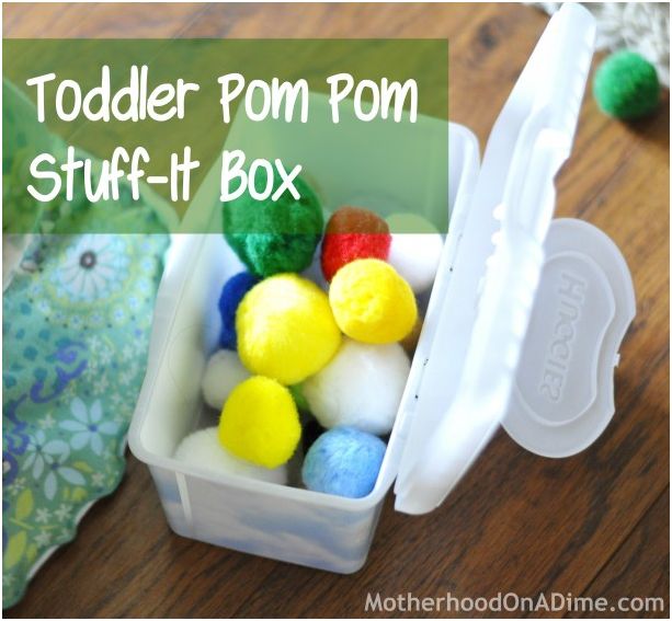 Boîte à pompons pour tout-petits utilisant un conteneur de lingettes de Motherhood on a Dime