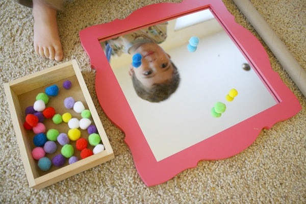activité miroir et pompon de Buggy and Buddy