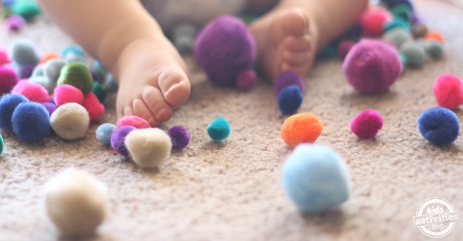 Activités simples pour 1 an avec des pompons