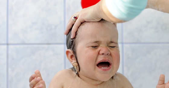Mon enfant pleure quand il se fait laver les cheveux
