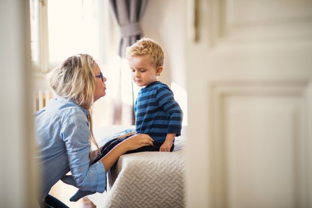 Si votre tout-petit joue trop brutalement - maman parle à un tout-petit assis sur son lit