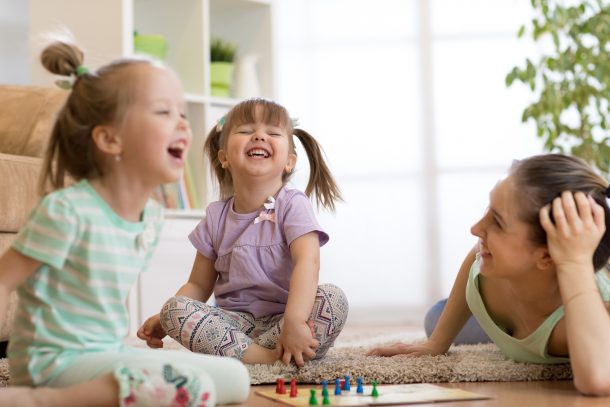 Stratégies pour faire face à un tout-petit rugueux - la distraction, la préparation et le divertissement peuvent aider à garder le sourire sur les visages - les filles rient
