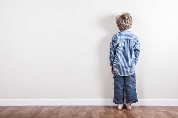 Si votre tout-petit est trop brutal - la discipline est une solution difficile - un garçon debout au mur pendant le temps mort