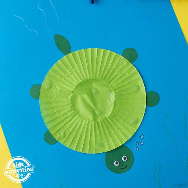Artisanat Cupcake Liner Turtle - étape 4 - dessinez une scène sous-marine avec des crayons - blog d'activités pour enfants