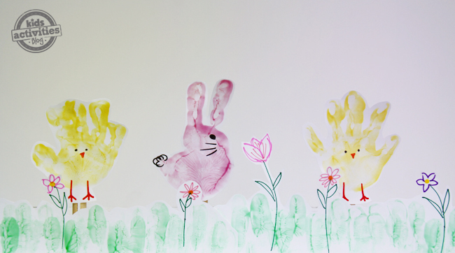Artisanat d'empreintes de main de poussin et de lapin - Créez une belle scène de printemps avec des poussins de Pâques, des lapins, de l'herbe à empreintes digitales et des fleurs. - Blog d'activités pour enfants