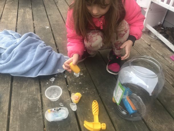congelez les jouets dans la glace et demandez aux enfants de les ouvrir avec des outils en plastique sur le porche