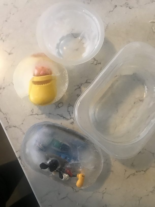 jouets congelés sur le comptoir hors des bacs