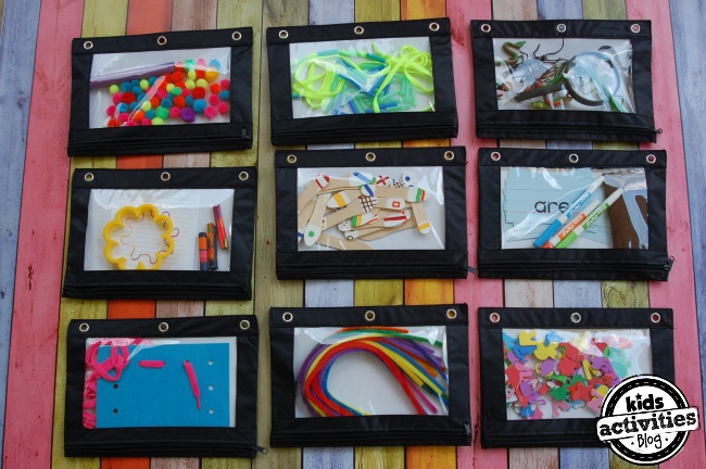 livre de sac d'activités - idées de sacs occupés : pompons et paille, ficelle et pailles, jouets en plastique et loupe, papier pochoir et crayons, bâtons de popsicle assortis, effaçable à sec, laçage, cure-pipes, autocollants - blog d'activités pour enfants