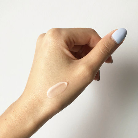 Un échantillon de texture du gel-crème pour les yeux brillants à la goyave et à la vitamine C Glow Recipe