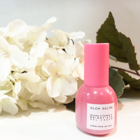 Une photo de style de vie de la crème Glow Recipe Guava Vitamin C Bright-Eye Gel sur une coiffeuse