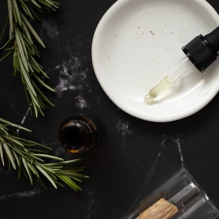 Comment utiliser l'huile de romarin pour améliorer la santé des cheveux Comment utiliser l'huile de romarin pour améliorer la santé des cheveux