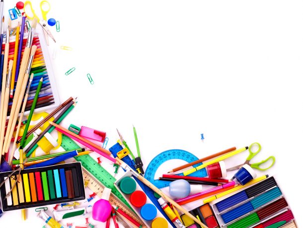 Fournitures d'art et d'artisanat que vous avez déjà à la maison - variété de fournitures de bureau, d'art et d'artisanat présentées