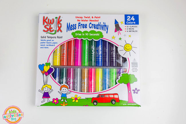 Winter Forest Preschool Art - blog d'activités pour enfants - stylos de peinture sur fond blanc
