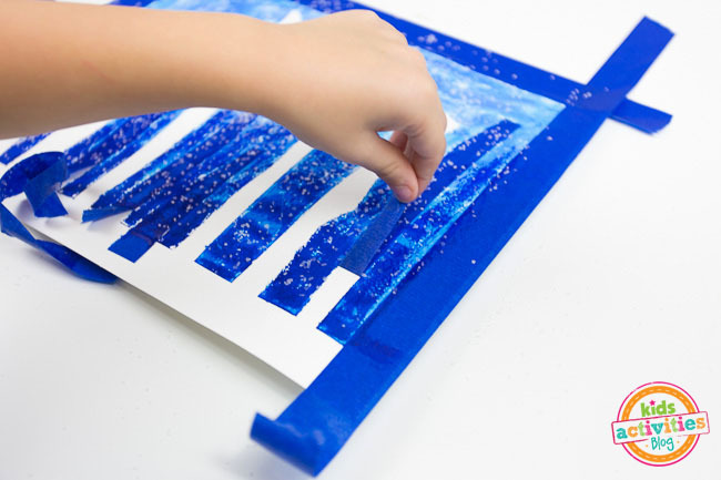 Winter Forest Preschool Art - blog d'activités pour enfants - étape 6 - retirez soigneusement le ruban adhésif de votre art