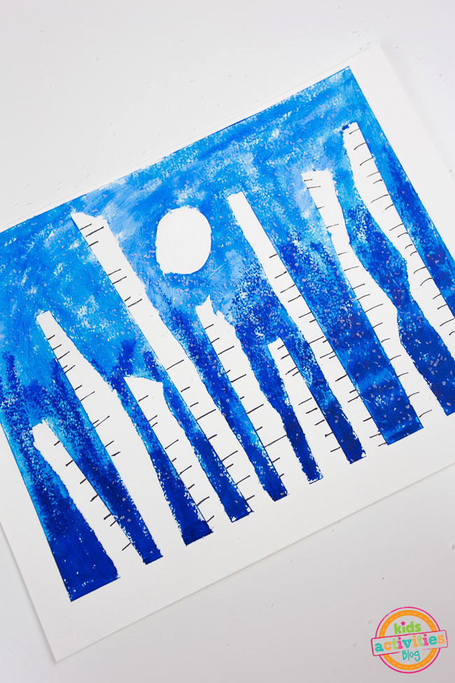 Winter Forest Preschool Art - Blog d'activités pour enfants - bâtons de peinture bleu clair, bleu, bleu foncé avec une lune blanche et des bouleaux sur fond blanc
