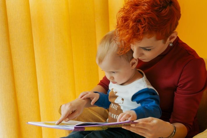 Lire ensemble - Blog d'activités pour enfants - parent et bébé lisant un livre pointant vers les images