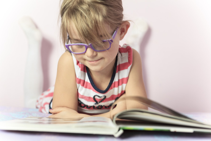 Plus de lecture avec les enfants - Kids ACtivities Blog - enfant lisant un livre avec des lunettes