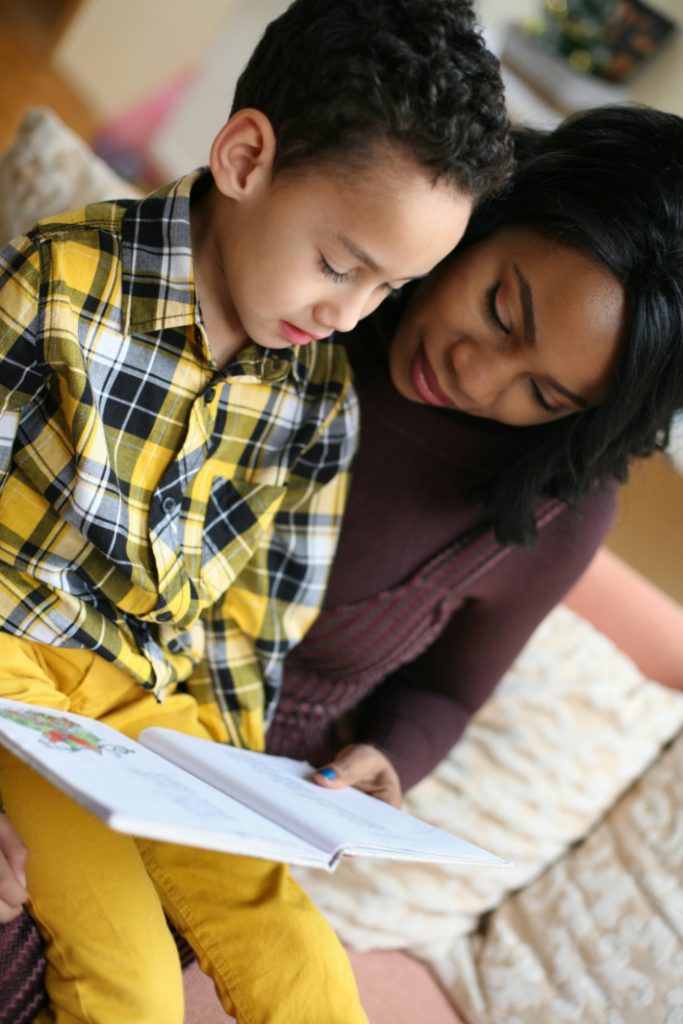 Vous n'êtes pas obligé de toujours lire - Blog d'activités pour enfants - parent et enfant lisant un livre ensemble
