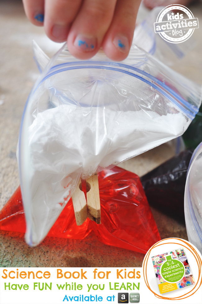 Expérience scientifique Exploding Baggies - Étape 3 Utilisez une pince à linge pour éloigner le vinaigre et le bicarbonate de soude - Blog d'activités pour enfants