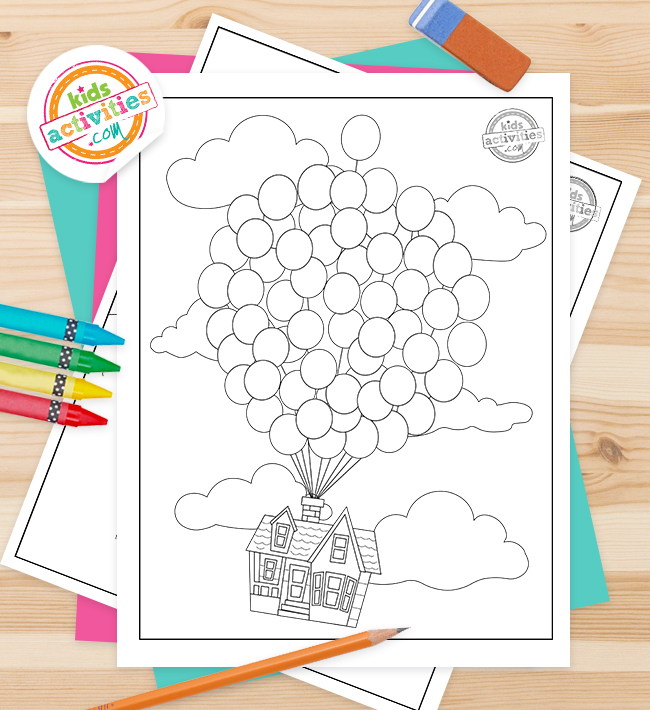 Coloriages fichiers pdf basés sur le film Up présentés sur un fond en bois avec des crayons et un blog d'activités pour enfants