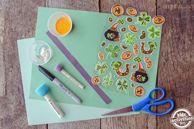 fournitures nécessaires pour la saint patricks day print handprint leprechaun craft