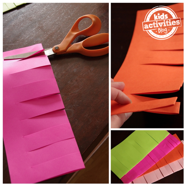 Étape 2 - Les poinçons en papier artisanaux font des mini lanternes en papier qui sont coupées par des ciseaux orange. Il y a 4 lanternes en papier sans flamme avec les couleurs : rose, orange, blanc et vert.