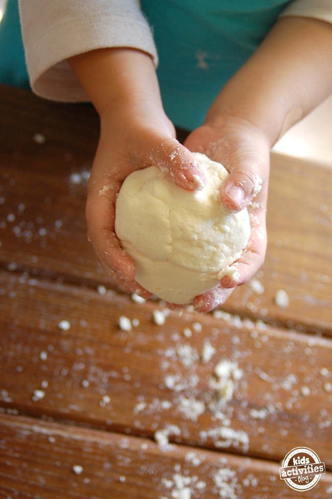 pâte à modeler sans danger pour les tout-petits