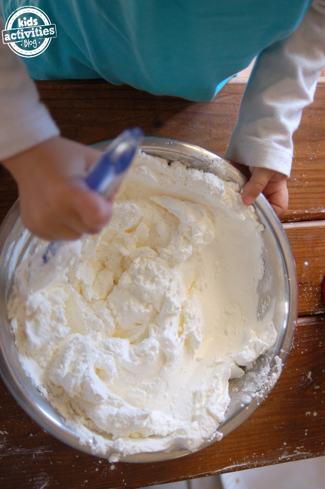 recette de pâte à modeler comestible à base de fouet frais et de fécule de maïs