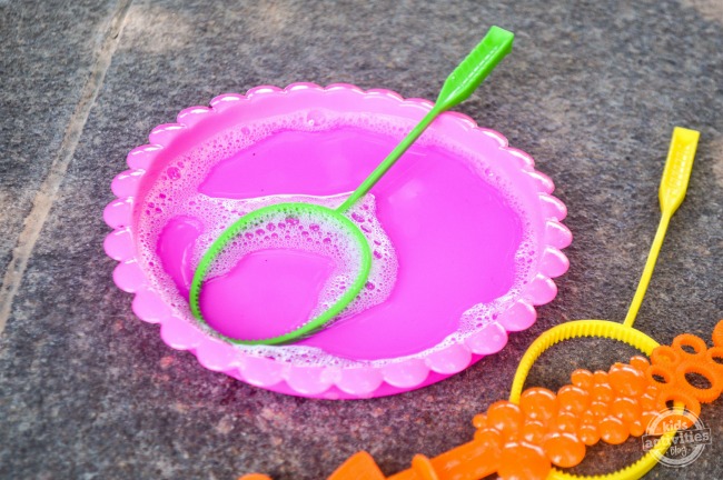 Mélange de bulles de sucre - Bol à bulles avec baguettes à bulles vertes, jaunes et oranges - Blog d'activités pour enfants