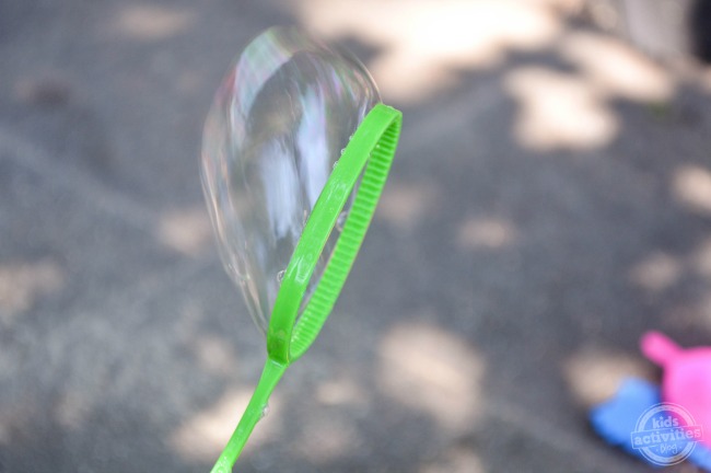 Bulles de sucre soufflées à partir d'une baguette à bulles vertes - Blog d'activités pour enfants