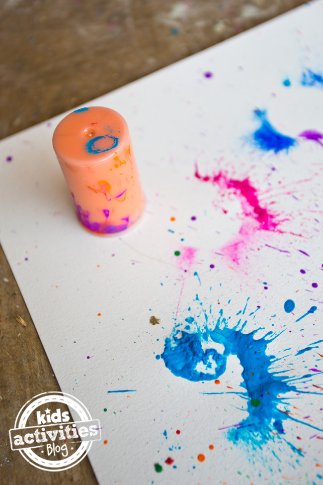 Bombes de peinture explosives - Gobelet orange avec éclaboussures ou rose et bleu sur une toile - Blog d'activités pour enfants