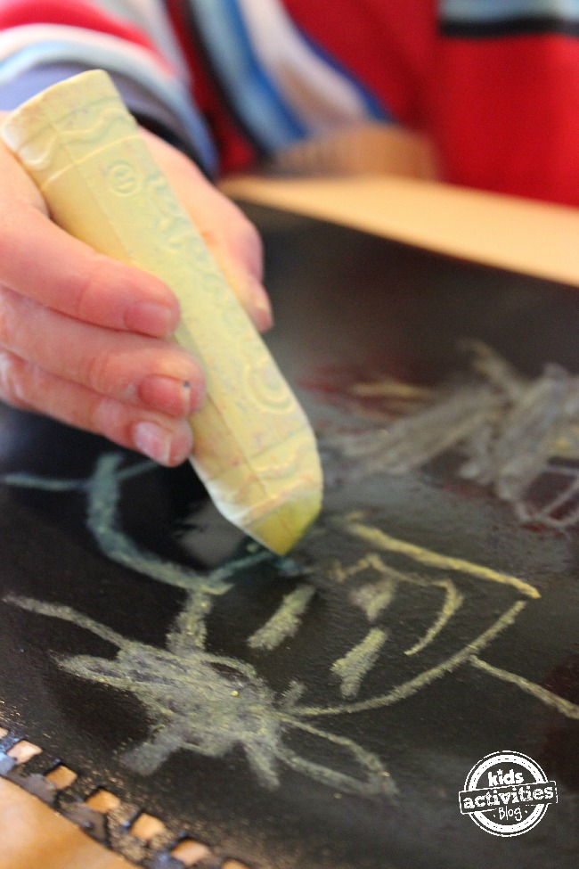 Étape 3 - Après avoir mouillé votre papier noir avec de la craie jaune - peinture à la craie - blog d'activités pour enfants
