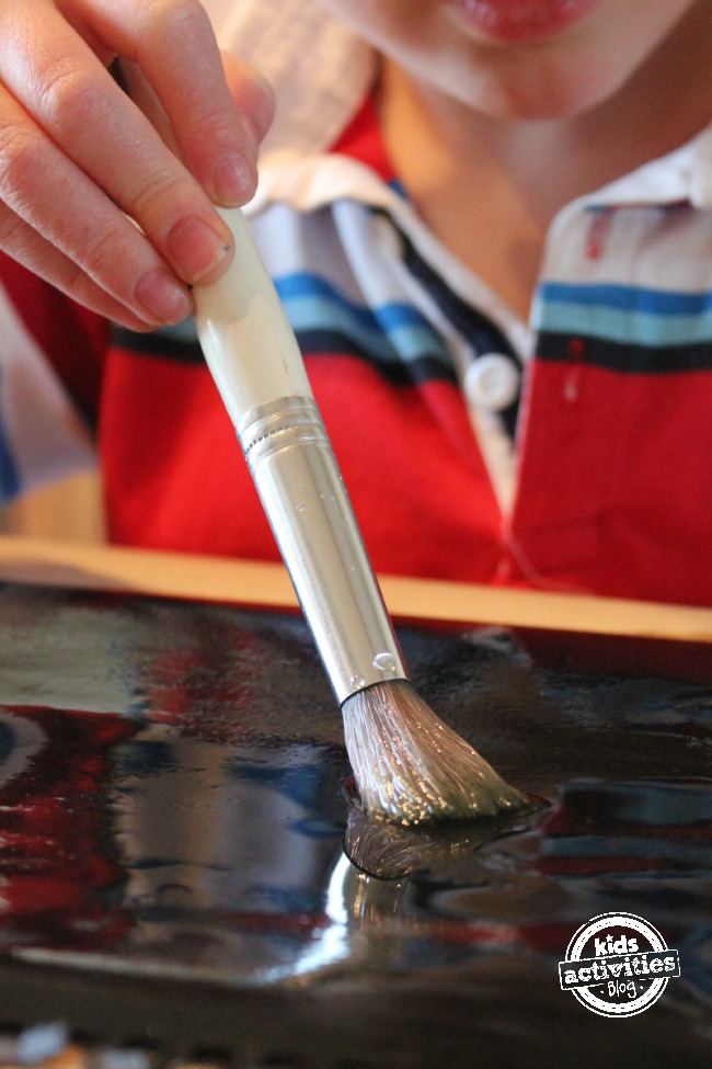 Étape 1- Pinceaux à l'eau sur papier noir - peinture à la craie - blog d'activités pour enfants