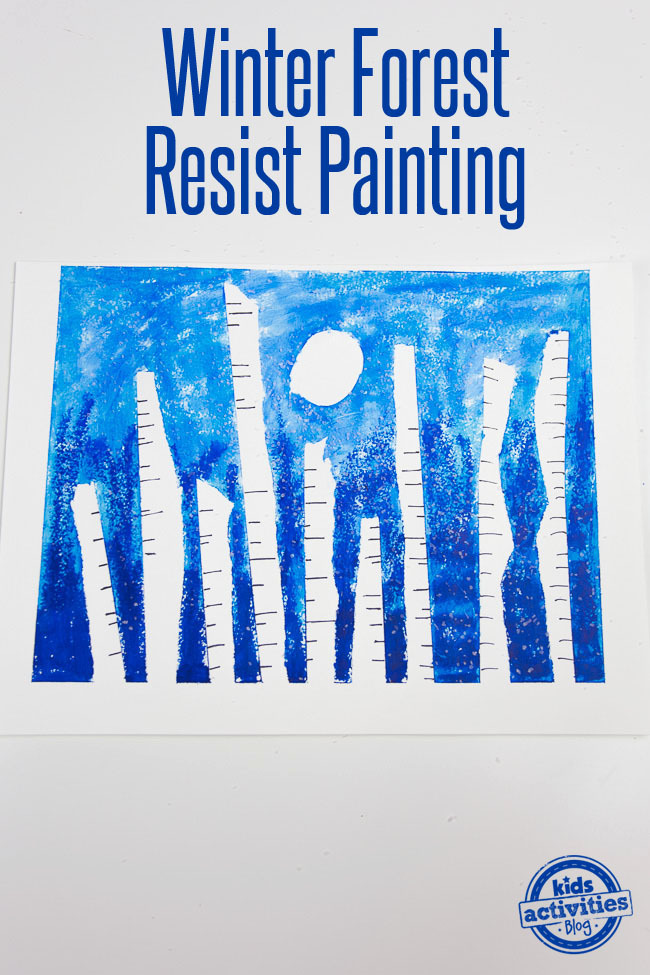 Winter Forest Preschool Art - Text: Winter Forest Resist Painting - blog d'activités pour enfants - sur fond blanc, papier blanc avec des bouleaux morts, une lune et un ciel bleu clair et foncé