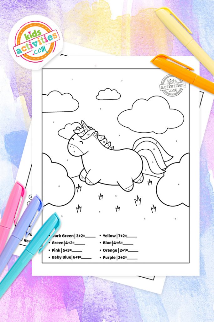 addition couleur par numéro avec une licorne gambader dans l'herbe avec des nuages ​​entourés de couleurs pastel de bleu, rose, blanc, violet, jaune et des marqueurs de violet, vert, rose, orange et jaune