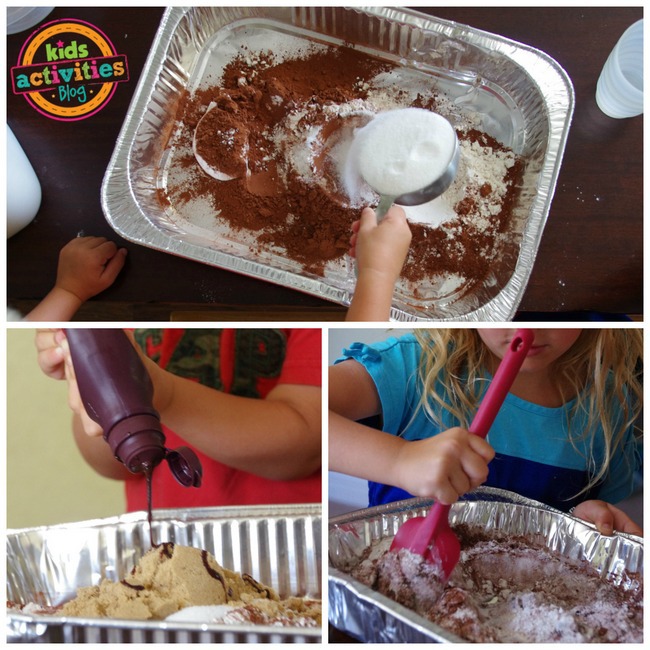1 activité sensorielle de boue comestible pour les enfants - étapes pour faire de la boue comestible, de la poudre de cacao, du sucre, de la cassonade, du sirop de chocolat et un bon mélange dans des casseroles en aluminium
