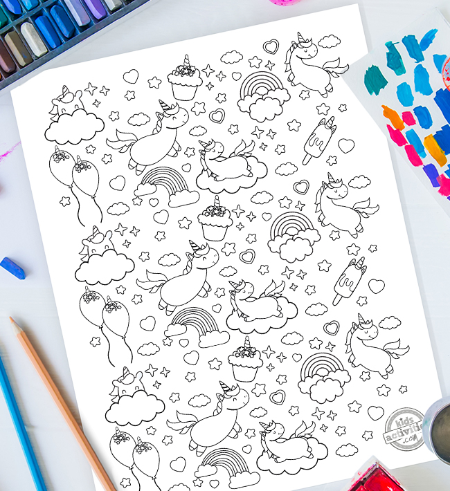 feuille de coloriage de doodle de licorne mignon avec des arcs en ciel, des coeurs, des licornes volantes, des licornes posées sur des nuages, des licornes se cachant derrière des nuages, de la glace à la licorne, des ballons de licorne, des étincelles