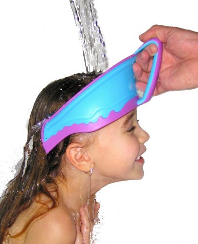 la petite rinceuse soulage l'irritation du lavage des cheveux - enfant avec une petite rinceuse sur les cheveux