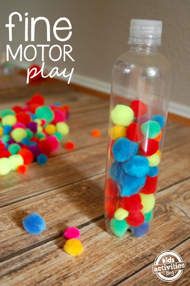 jeu de motricité fine avec des pompons - bouteille d'eau transparente illustrée remplie de pompons multicolores - Kids Activities Blog