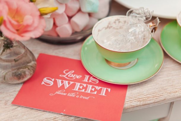 L'amour est doux avec une rose rose, des guimauves roses, des soucoupes, avec des chips de thé vert avec une boule en plastique dedans.  - Saint Valentin en famille - Blog activités enfants