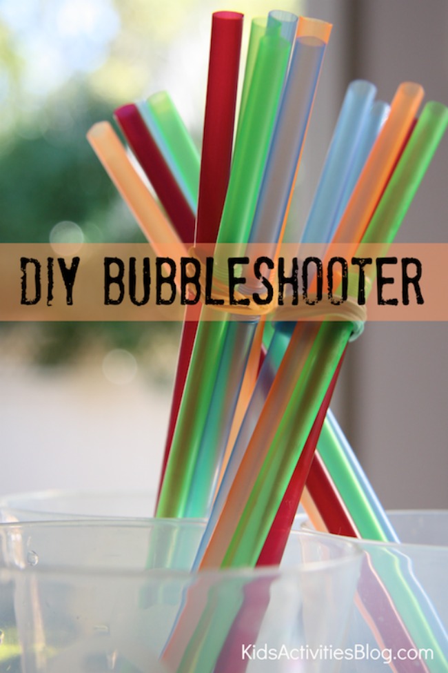 Créez votre propre jeu de tir à bulles par le blog d'activités pour enfants - un groupe de baguettes à bulles faites maison (colorées) présentées dans une série de gobelets en plastique
