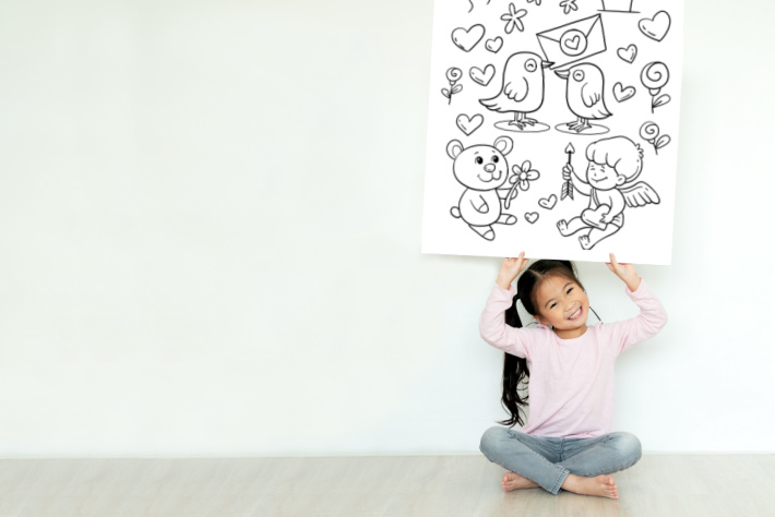 Coloriage de la très grande peinture murale à colorier - Blog d'activités pour enfants - coloriage de fille tenant une affiche au format affiche