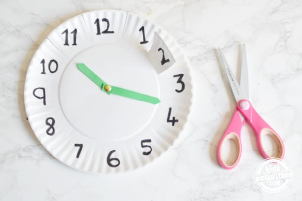 Étape 3 - Coupez l'horloge en papier entre les chiffres 