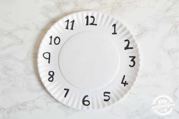 Étape 1 - Assiette en papier avec des chiffres écrits comme une horloge