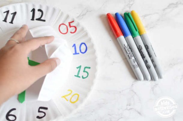 Étape 4 - Ajoutez les minutes de l'horloge à la deuxième assiette en papier sous
