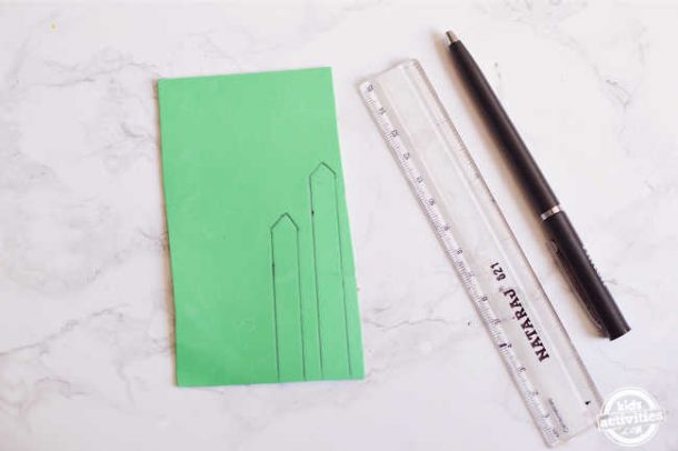 Étape 1 b - Aiguille des minutes et aiguille des heures sur une feuille de mousse dessinée au stylo