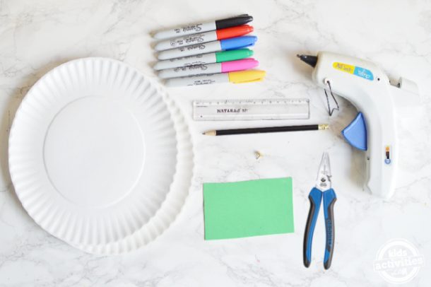 fournitures pour fabriquer une horloge de bricolage à l'aide d'assiettes en papier